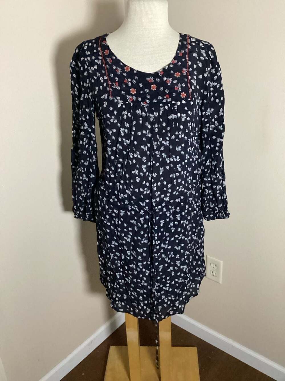 Velvet by Graham & Spencer Navy Floral Long Sleeve Dress Size S